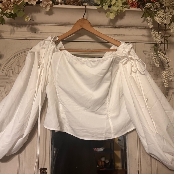 💕PRETTY LITTLE THING💕 PLUS WHITE RUCHED SLEEVE BARDOT CORSET TOP - Picture 2 of 2